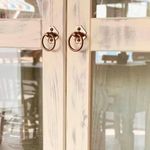 Cristaleira-Rustica-Madeira-Macica-2-Portas-Vidro-Lateral-Branco-Garapa-D113VL-Denk-05